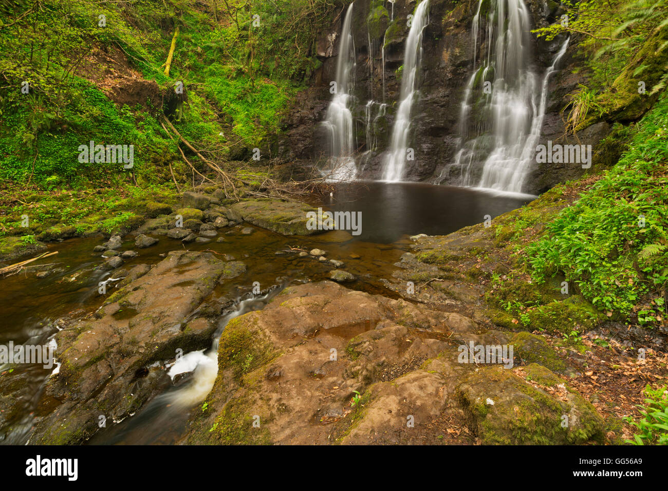 La Ess-Na-Crub cascada En Glenariff Forest Park en el norte de Irlanda. Foto de stock
