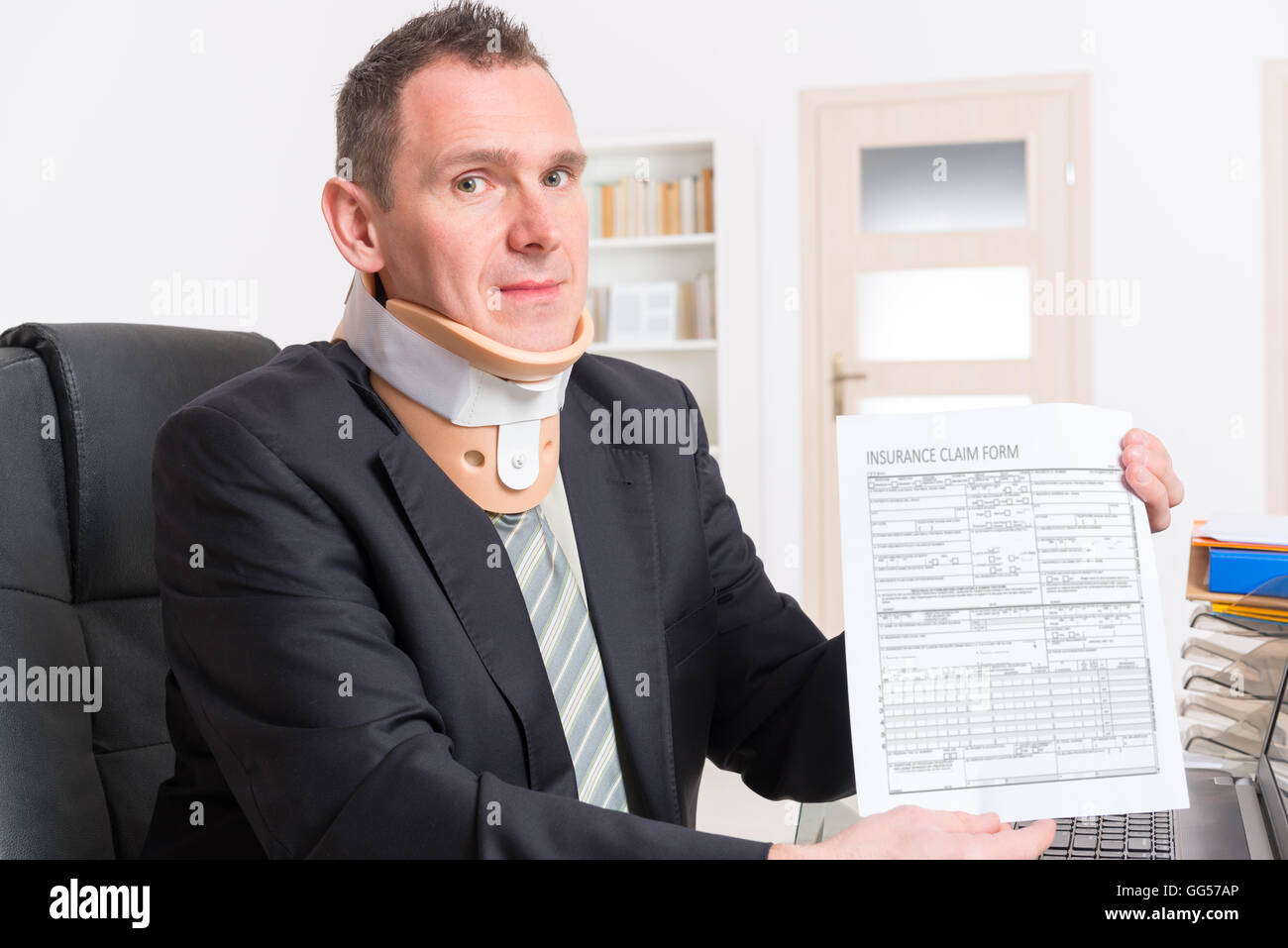 Empresario en el trabajo llevar cuello ortopédico con insirance flaim formulario en manos Foto de stock