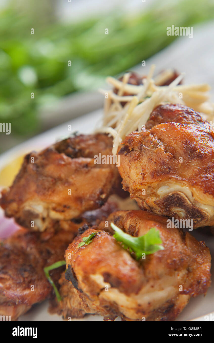 Close-up de pollo frito servido en la placa Foto de stock
