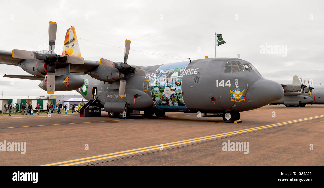 C-130E Hercules 144 de la Fuerza Aérea de Pakistán en el Royal International Air Tattoo 2016 Foto de stock
