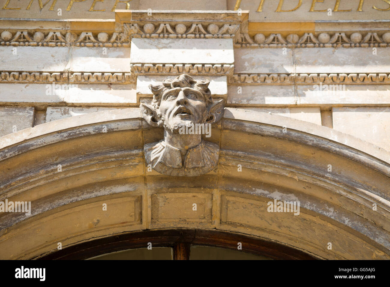 Gárgola de piedra tallada que tiene la reputación de ser rostro de Oliver Cromwell en la fachada exterior de Guildhall (ayuntamiento) Worcester, REINO UNIDO Foto de stock