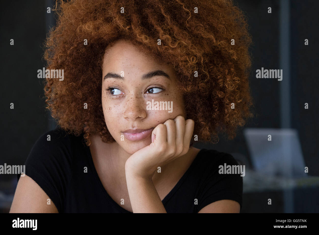 Close-up de una joven mujer pensando Foto de stock