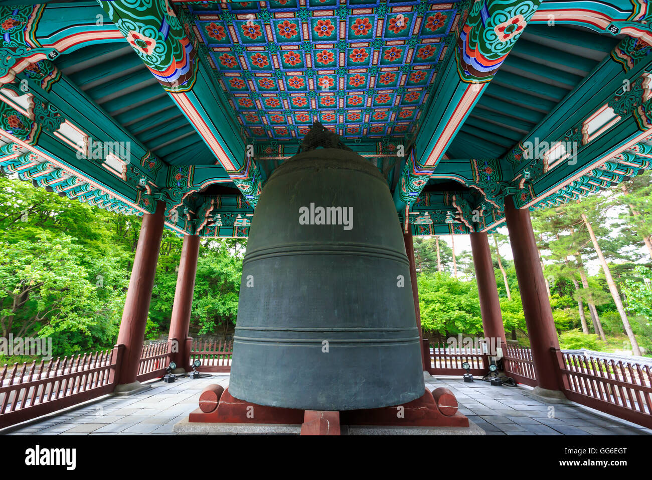 Campana Bosingak, parques paisajísticos del Museo Nacional de Corea, Yongsan-Gu, Seúl, Corea del Sur, Asia Foto de stock