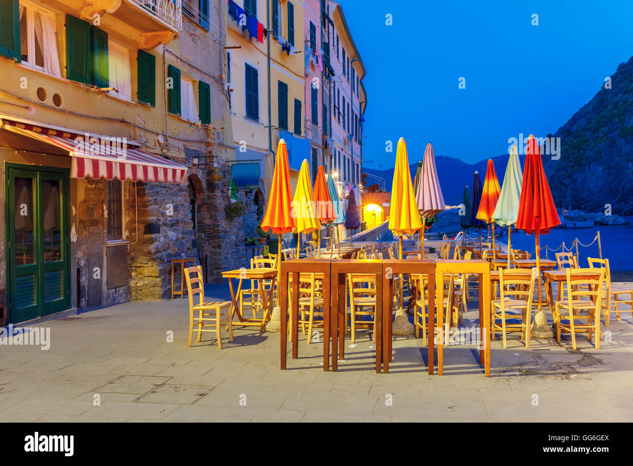 Noche Vernazza, Cinque Terre, Liguria, Italia Foto de stock