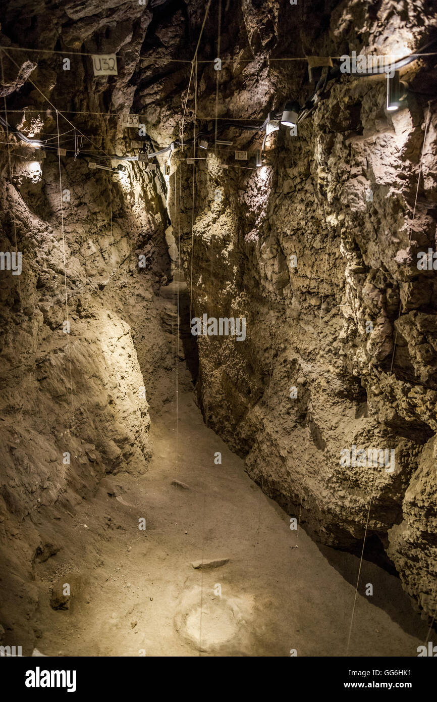 Excavación en la cueva Areni en Armenia Foto de stock