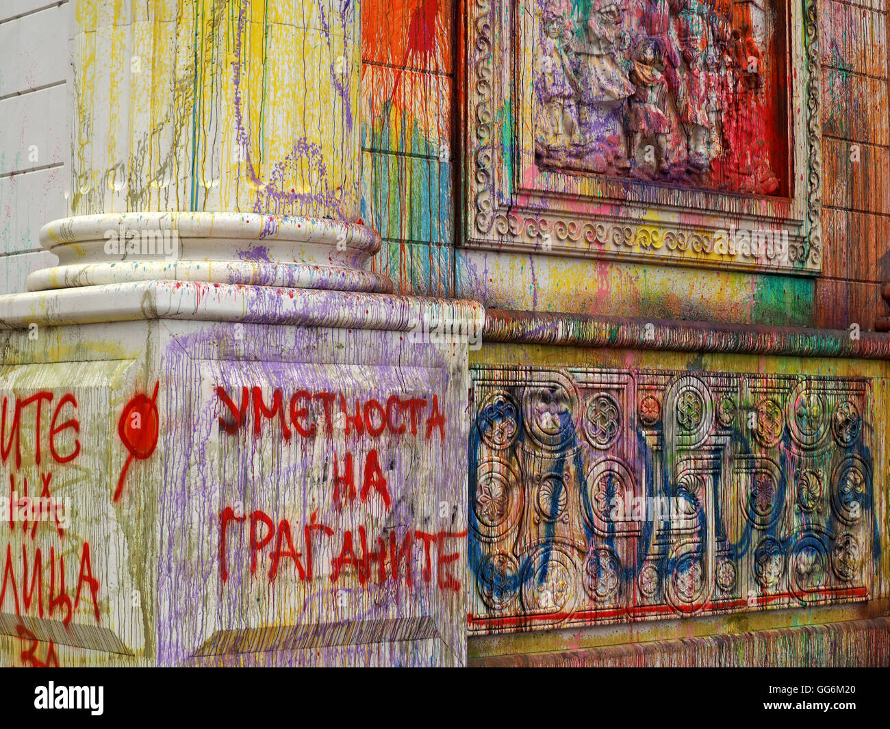 Edificio público pintarrajeada con graffiti y paintbombs en Skopje, Macedonia en la protesta pacífica contra el libertinaje del estado Foto de stock