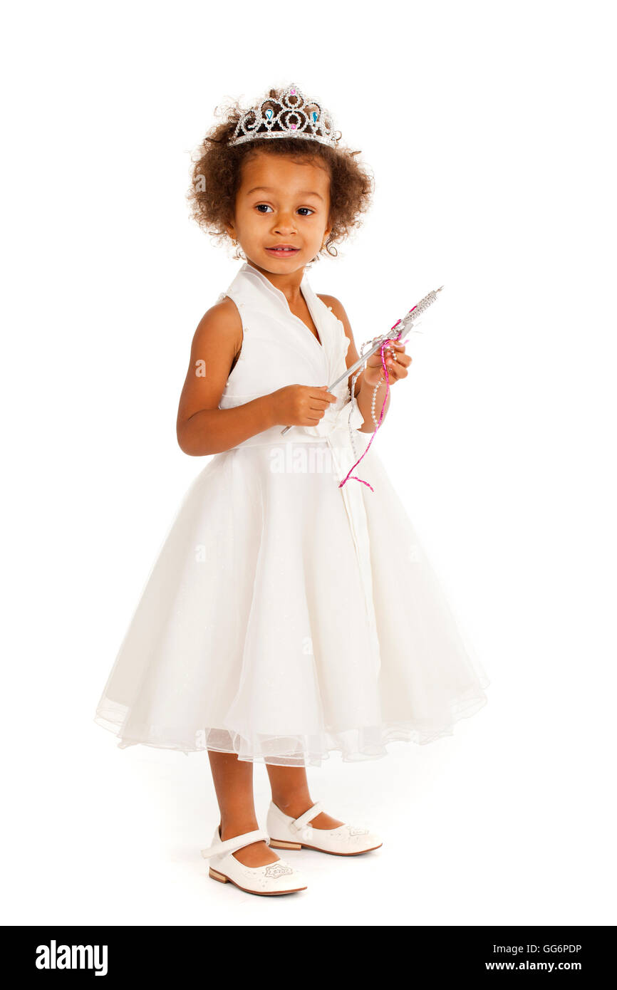 Retrato de una hermosa niña de cumpleaños de 4 años adorable bastante  hermosa, niño vestido con patrón de lunares, sosteniendo un globo rosa,  aislado sobre fondo rosa con espacio de copia para