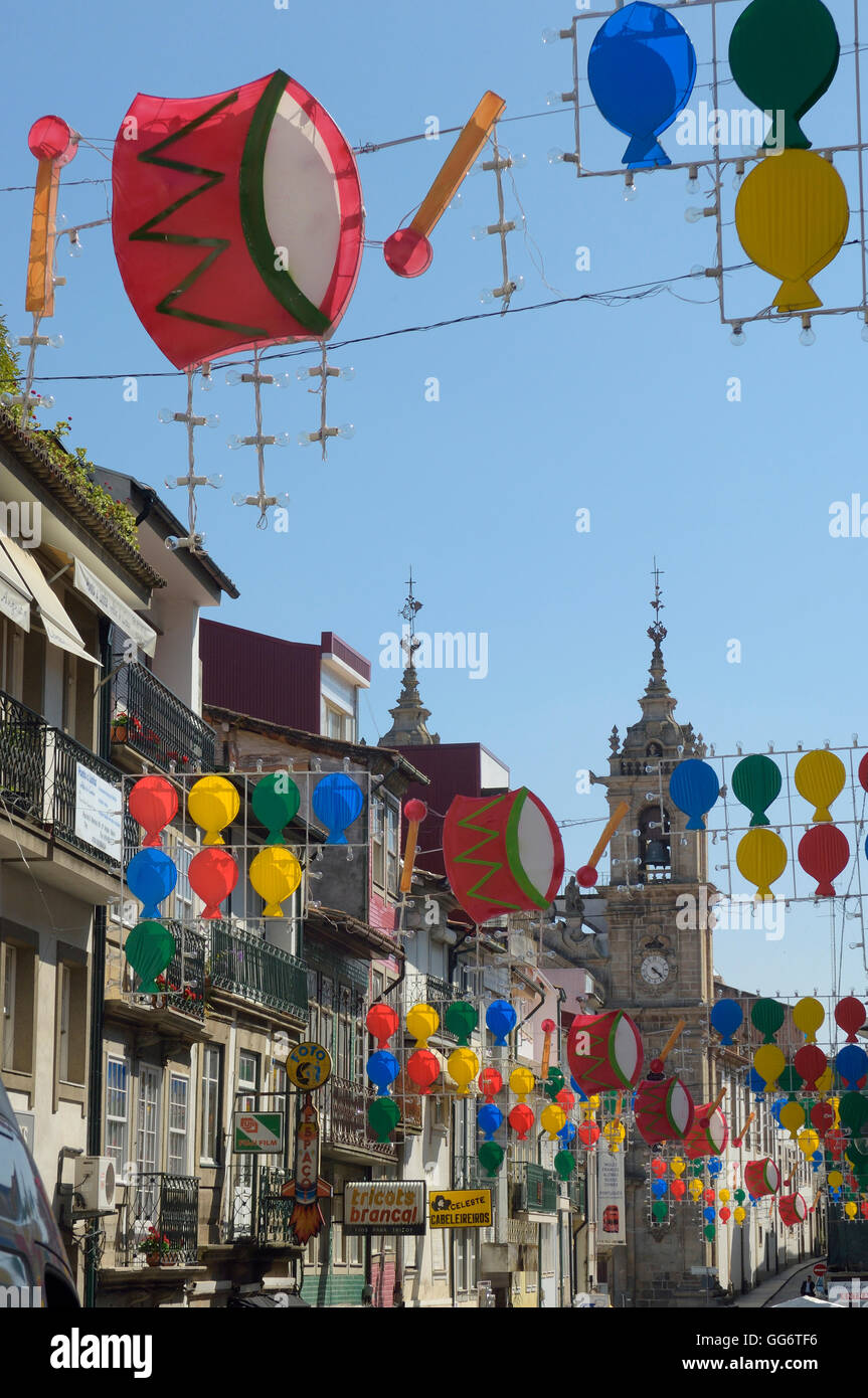 Carnaval pancartas colgadas entre los edificios de la ciudad de Braga, en  el valle del Douro, Portugal Fotografía de stock - Alamy