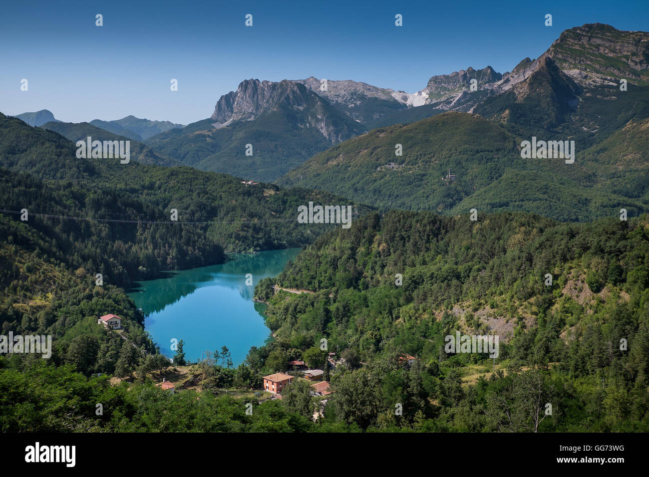 Garfagnana, Toscana, Italia - El lago artificial de Gramolazzo, Valle del  Serchio, Toscana, Italia, vista desde el pueblo de Castagn Fotografía de  stock - Alamy