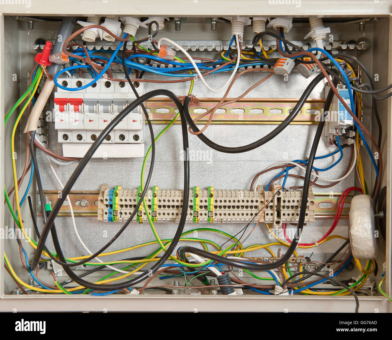 Conexiones eléctricas en una caja de fusibles Fotografía de stock - Alamy