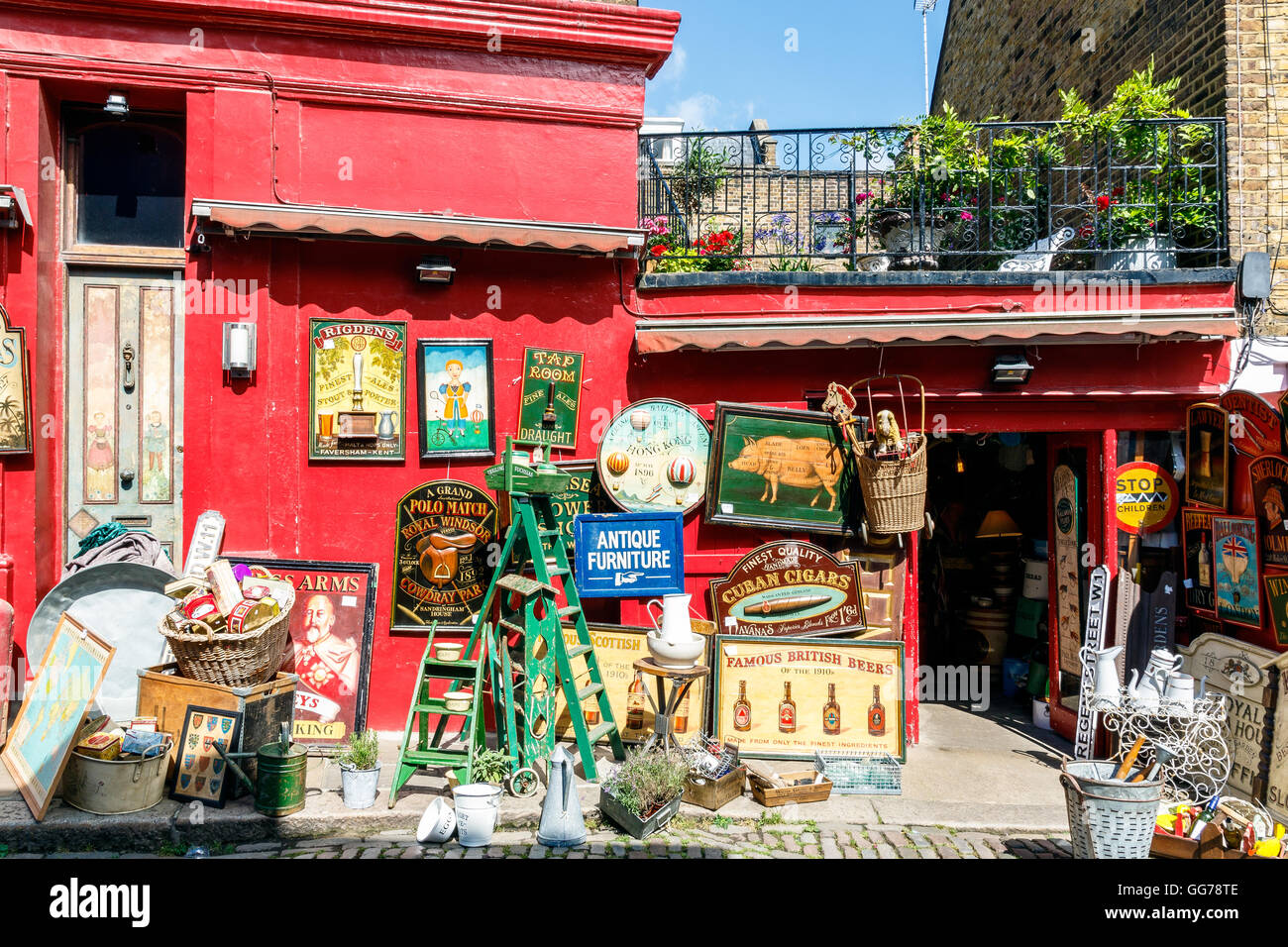 Tienda de antigüedades en el mercado de Portobello Road en Notting Hill, Londres Foto de stock