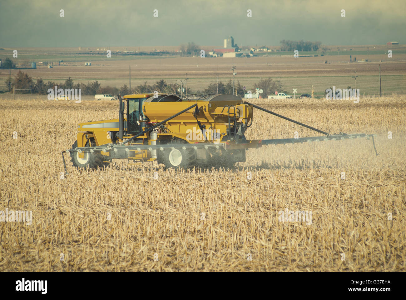 Agricultor pulveriza fertilizante en su campo antes de arar. Retro buscar instagram. Foto de stock