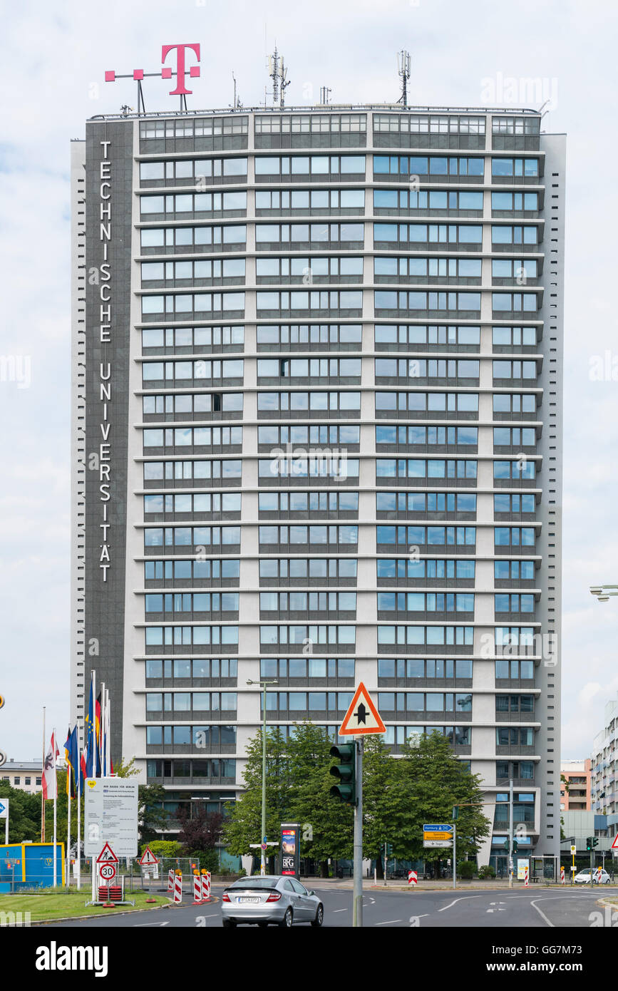 El exterior del edificio de la facultad en la Universidad Técnica de