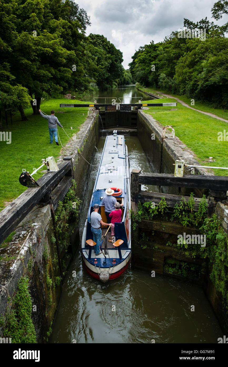 Angosto barco que entra el bloqueo de Kennet y Avon Canal en Wiltshire, Inglaterra, Reino Unido Foto de stock