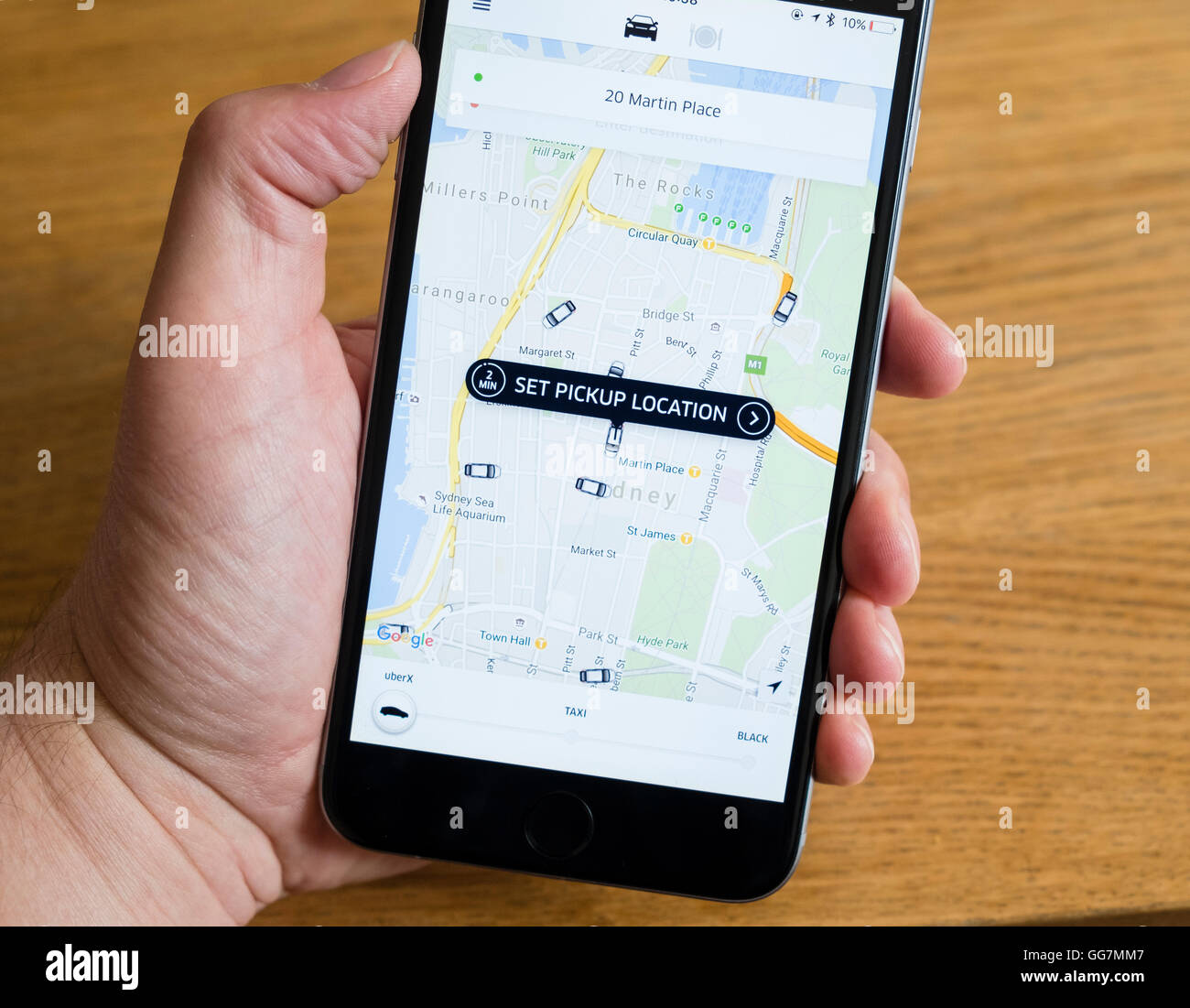Reserva de taxi Uber app mostrando en Sydney, Australia en el iPhone 6 teléfono inteligente. Foto de stock