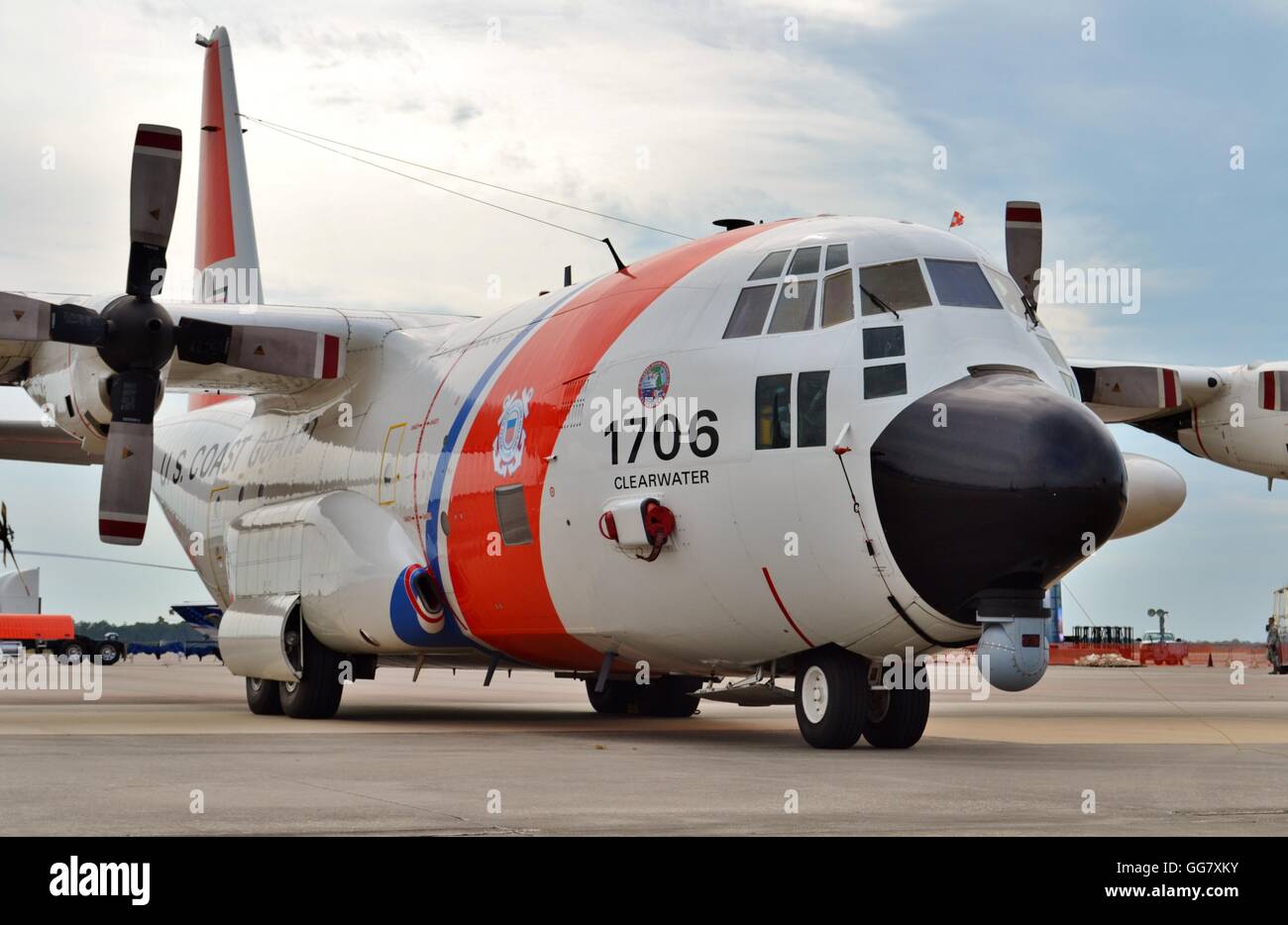 La Guardia Costera de EE.UU. C-130H vigilancia avión estacionado en la pista Foto de stock