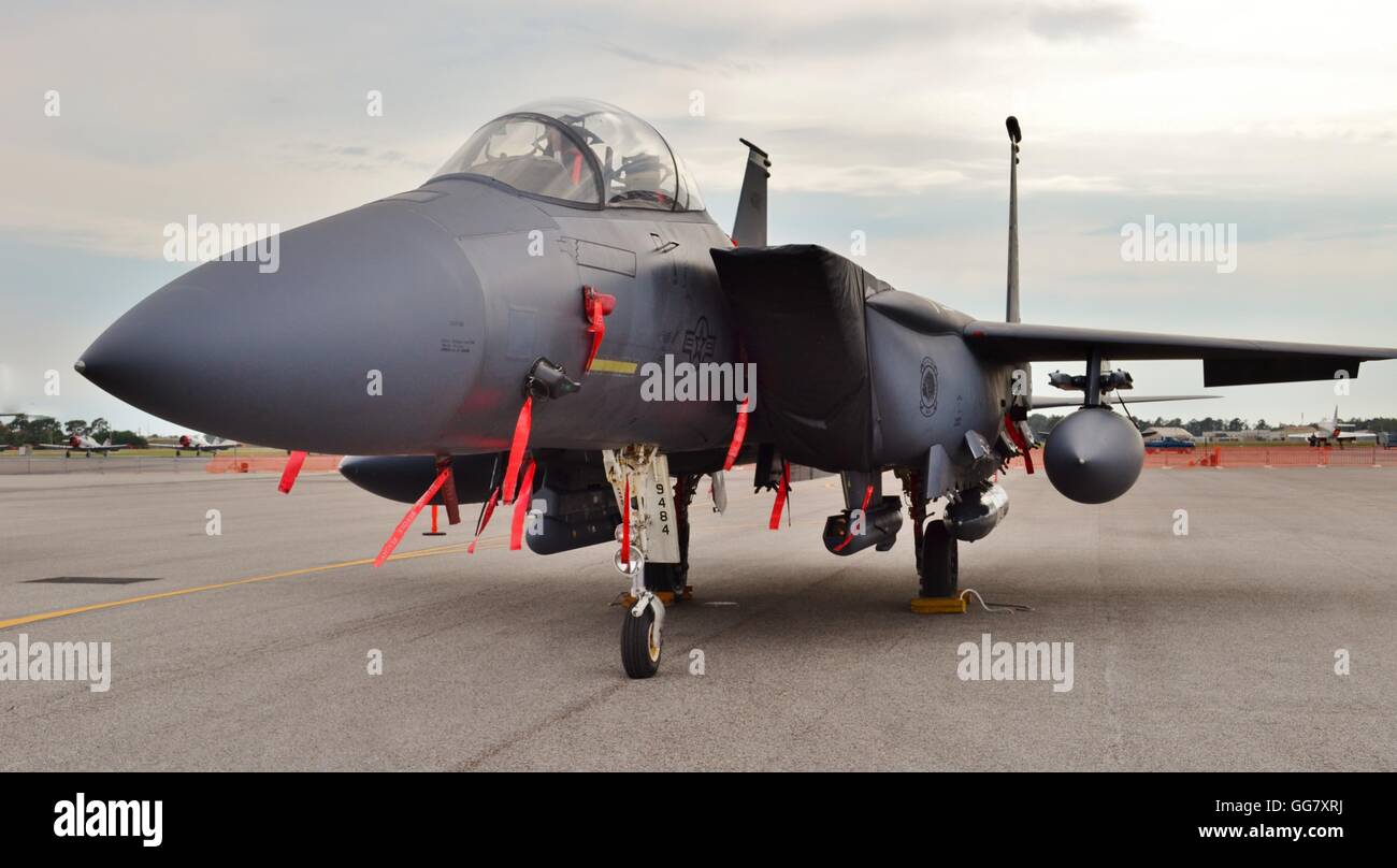 La Fuerza Aérea F-15E Strike Eagle jet de combate en una pista Foto de stock