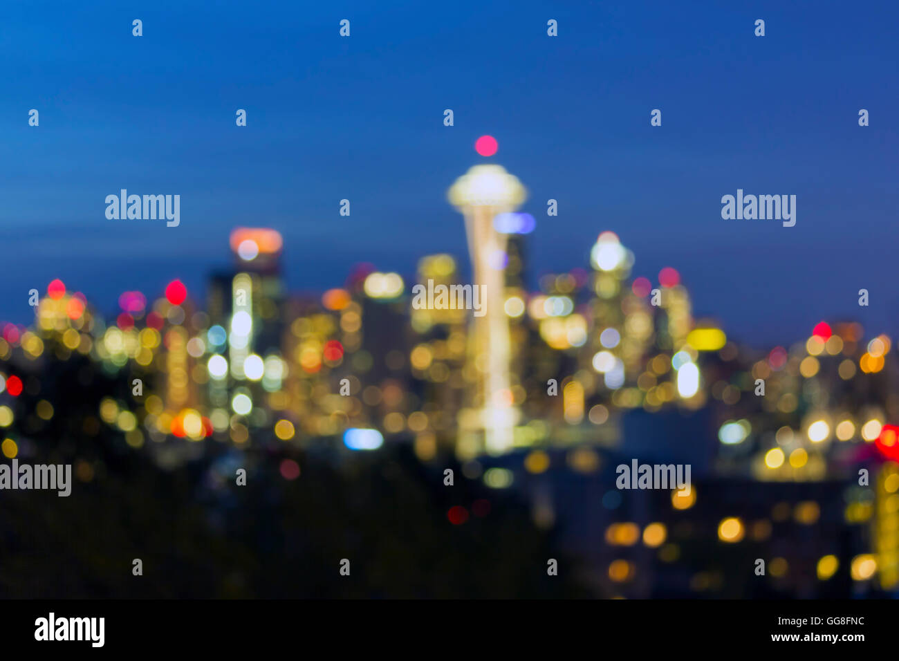 El horizonte de la ciudad de Seattle, Washington noche azul horas borrosa desenfoque bokeh Foto de stock