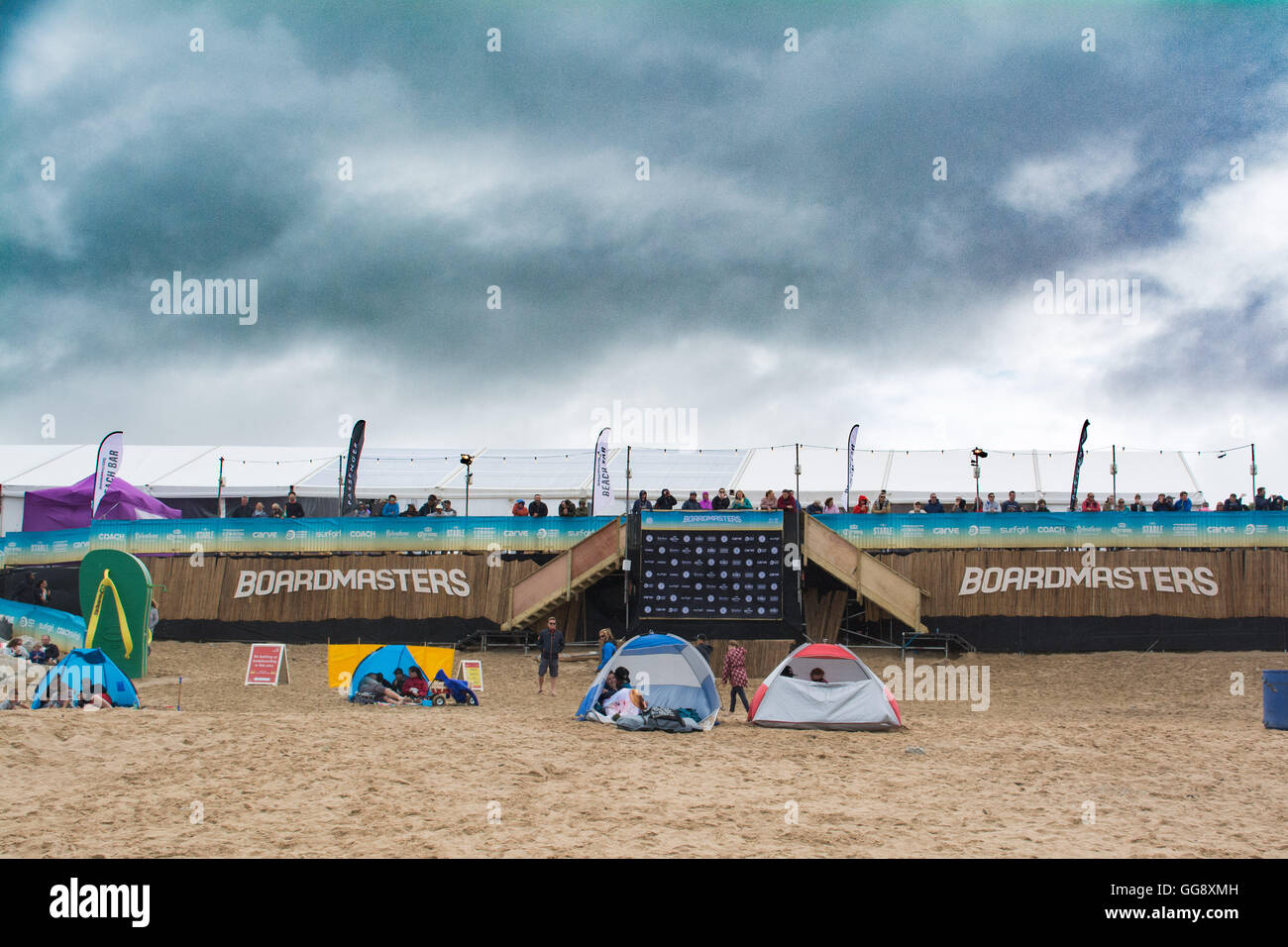 Fistral Beach, Newquay, Cornwall, Reino Unido. El 10 de agosto de 2016. El 2016 boardmasters festival comienza a Newquay, hoy en día, con una línea internacional de los surfistas que compiten por el premio máximo. Crédito: Simon Maycock/Alamy Live News Foto de stock