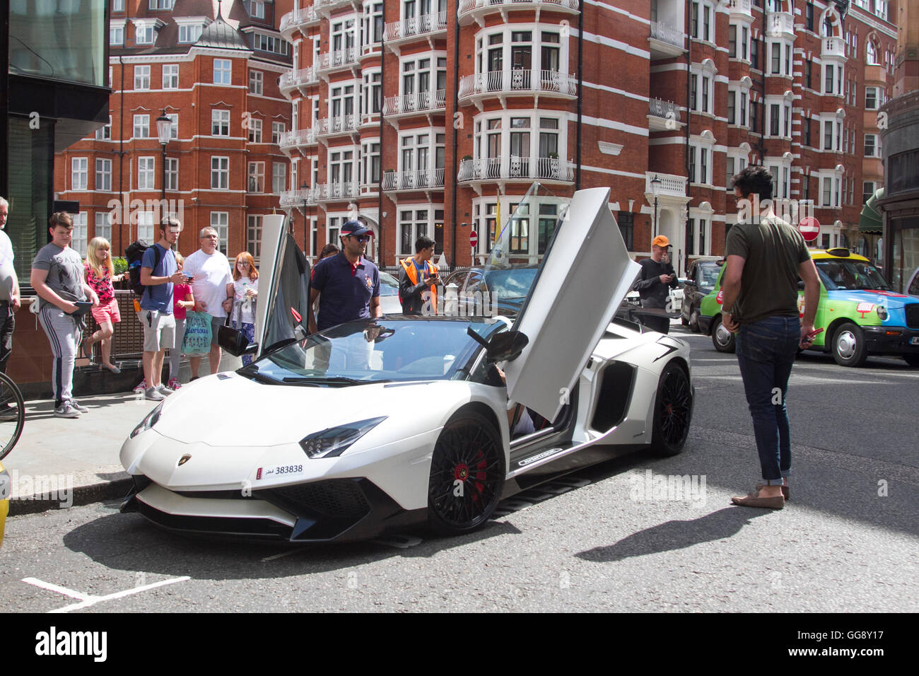 Londres, Reino Unido. 10 Aug, 2016. Un Lamborghini Aventador con placas de  Qatar la conducción estacionado en frente de los almacenes Harrods en  Knightsbridge, Londres: amer ghazzal crédito/Alamy Live News Fotografía de