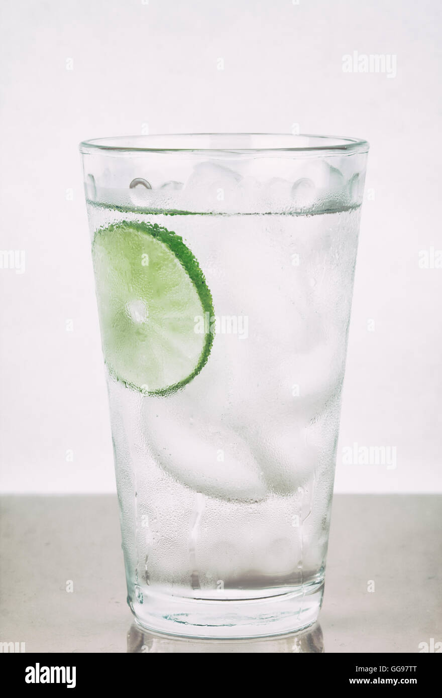 Vaso de agua con hielo y la rodaja de limón, y condensación. Procesado con  filtros de Photoshop Fotografía de stock - Alamy