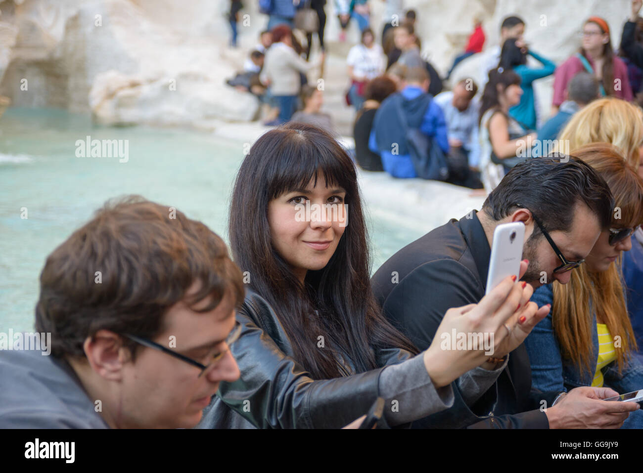 Roma, Italia - 07 de noviembre de 2015: Los turistas delante de la Fontana di Trevi en Roma Foto de stock