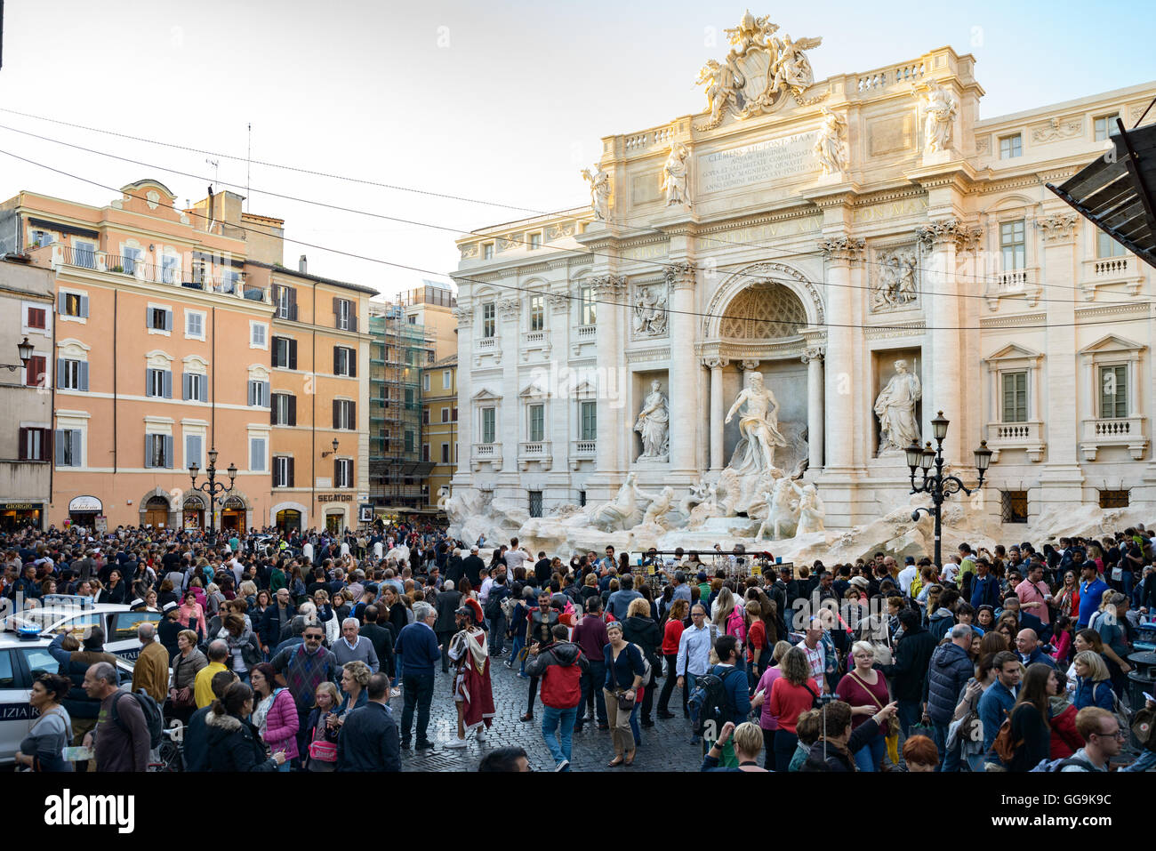 Roma, Italia - 07 de noviembre de 2015: Los turistas delante de la Fontana di Trevi en Roma Foto de stock