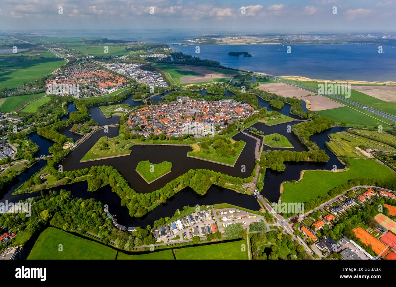 Vista aérea, bastión de Oud Molen, Naarden irrevocables, la fortaleza de Naarden con casa e iglesia, la gran iglesia o la iglesia de San Vito Foto de stock