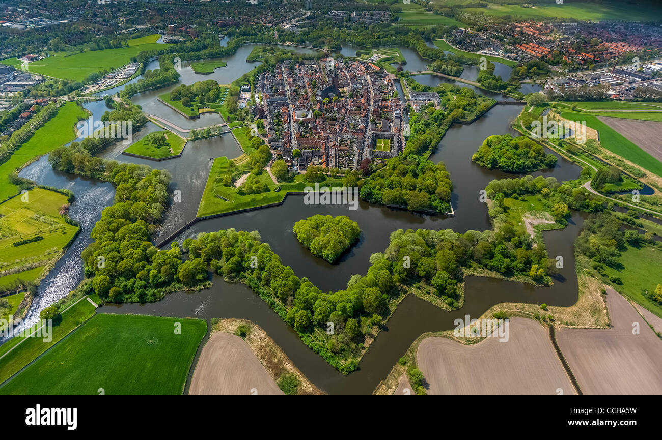 Vista aérea, bastión de Oud Molen, Naarden irrevocables, la fortaleza de Naarden con casa e iglesia, la gran iglesia o la iglesia de San Vito Foto de stock