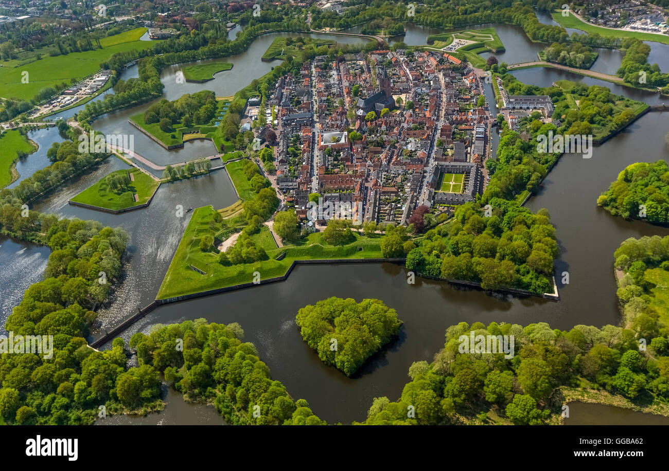 Vista aérea, bastión de Oud Molen, Naarden irrevocables, la fortaleza de Naarden con casa e iglesia, la gran iglesia o la iglesia de San Vito Foto de stock