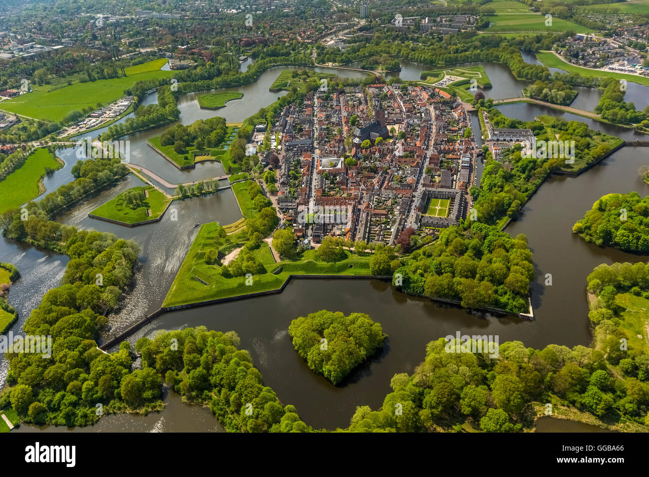 Vista aérea, bastión de Oud Molen, Naarden irrevocables, la fortaleza de Naarden con casa e iglesia, la gran iglesia o la iglesia de San Vito Foto de stock