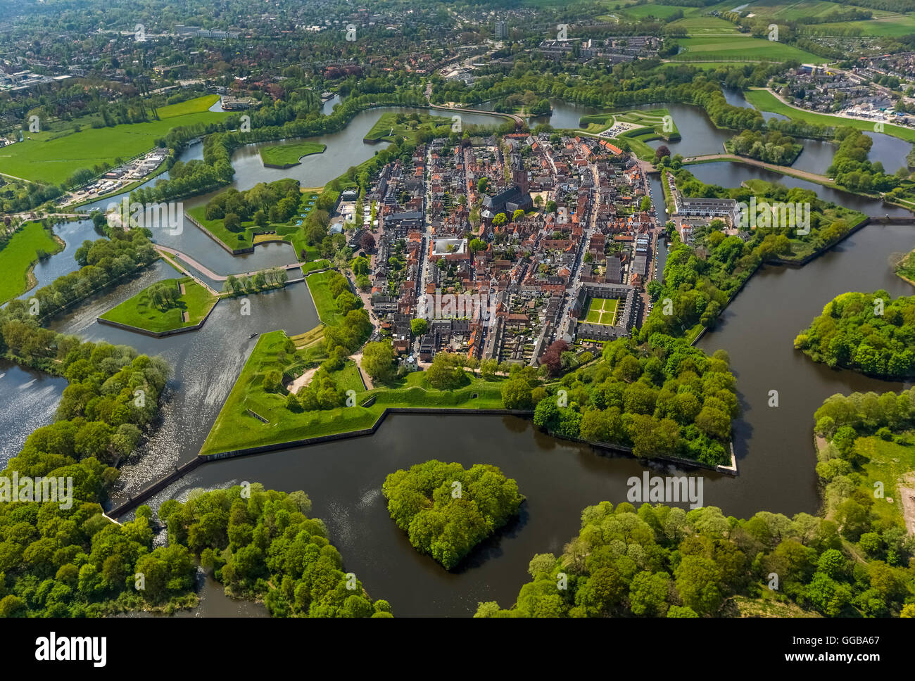 Vista aérea, bastión de Oud Molen, Naarden irrevocables, la fortaleza de Naarden con casa e iglesia, la gran iglesia o la iglesia de San Vito Foto de stock