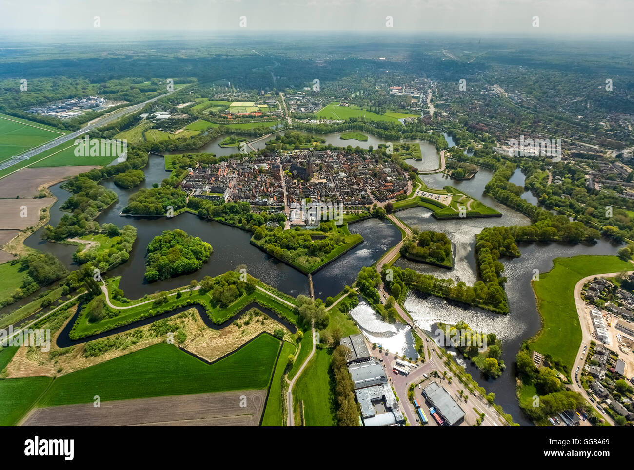 Vista aérea, bastión de Oud Molen, Naarden irrevocables, la fortaleza de Naarden con casa e iglesia, la gran iglesia o la iglesia de San Vito Foto de stock