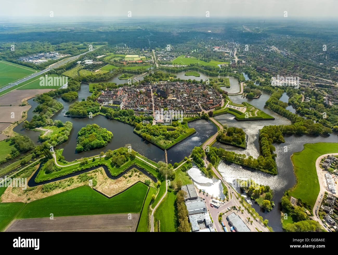 Vista aérea, bastión de Oud Molen, Naarden irrevocables, la fortaleza de Naarden con casa e iglesia, la gran iglesia o la iglesia de San Vito Foto de stock