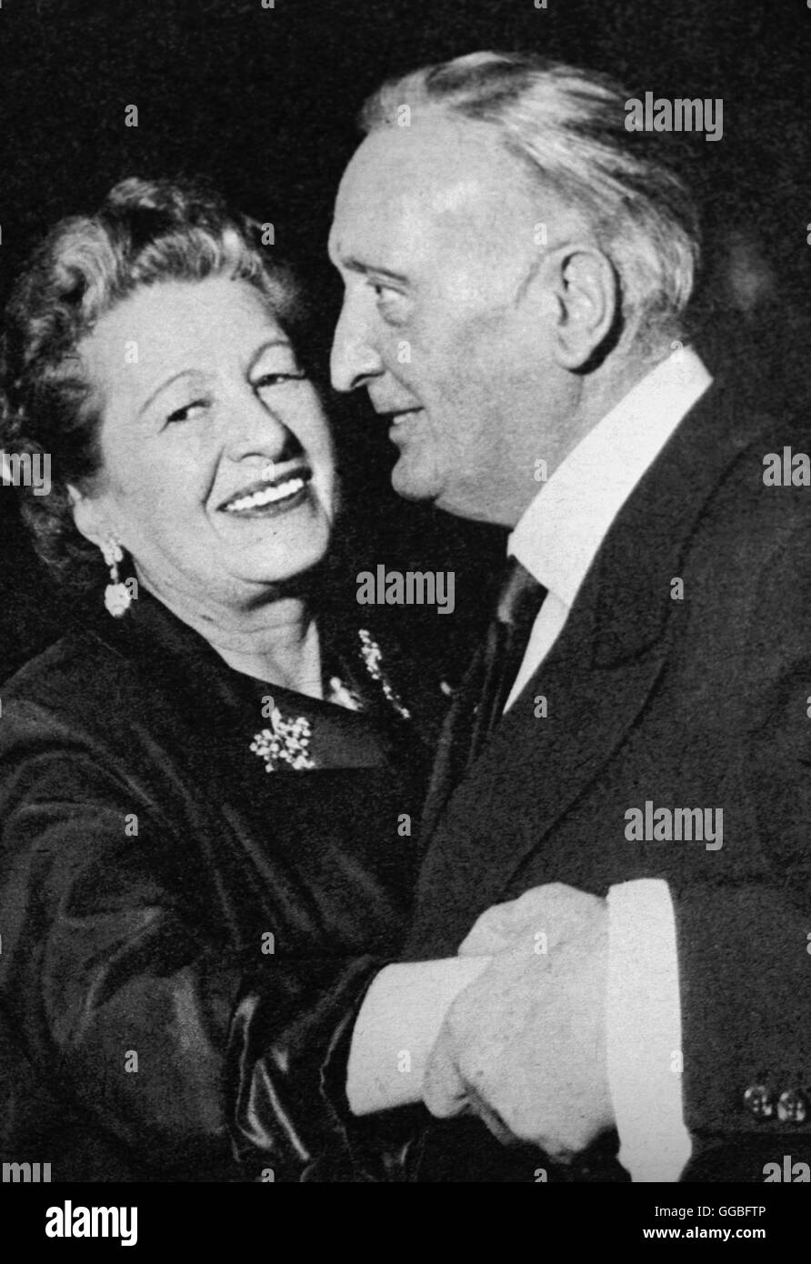 HANS ALBERS mit Ehefrau HANSI BURG / HANS ALBERS mit Ehefrau HANSI BURG beim Filmball en Berlín (1956). Foto de stock