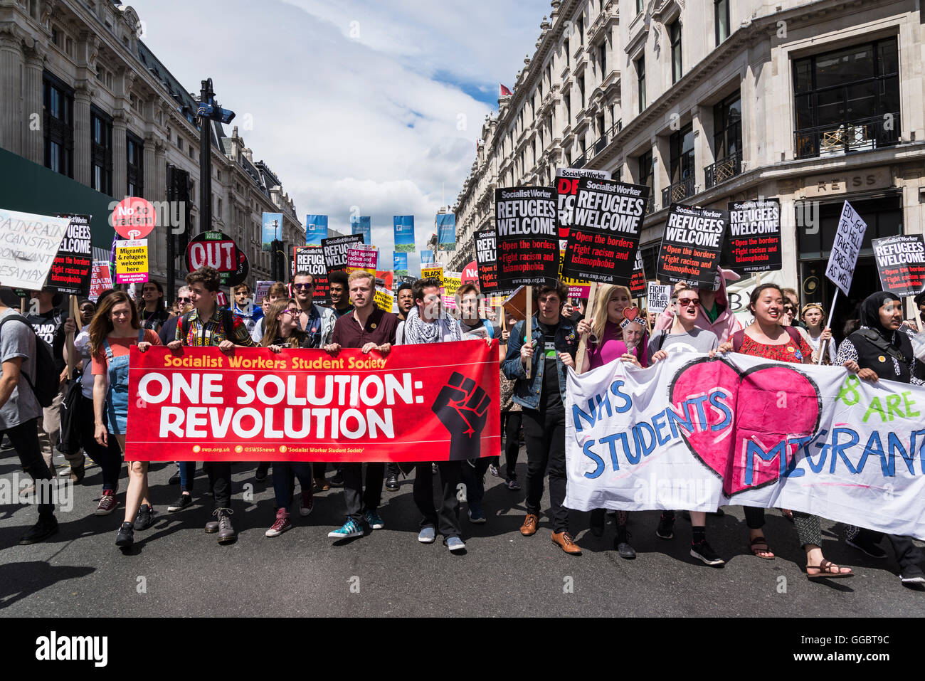 Una solución: la Revolución, no más austeridad - No al racismo - Tories debe ir, manifestación organizada por la Asamblea de los pueblos, Saturd Foto de stock