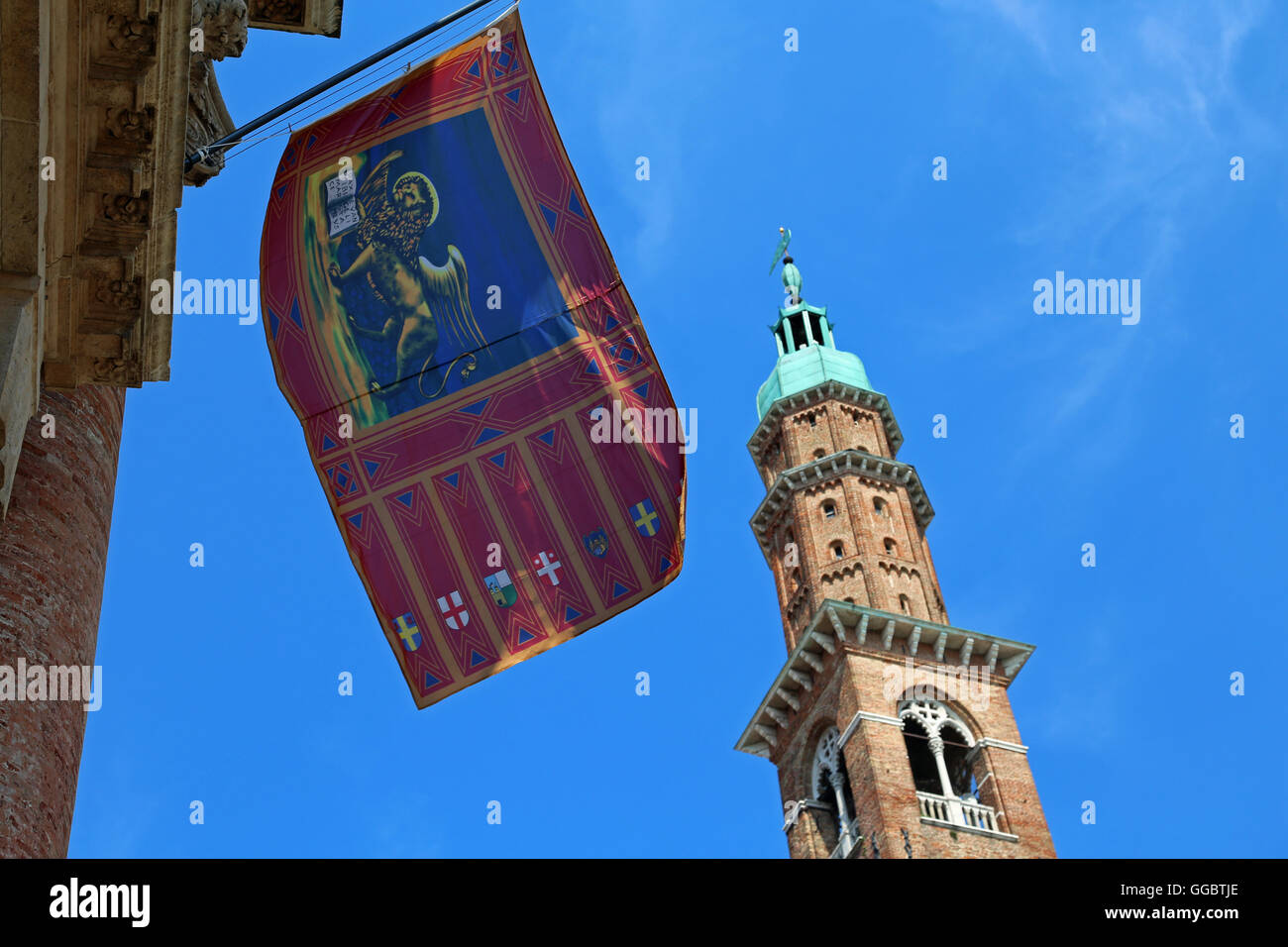 Vicenza, Italia, ciudad vieja, el monumento más famoso de la torre llamada Basílica Palladiana con bandera veneciana Foto de stock
