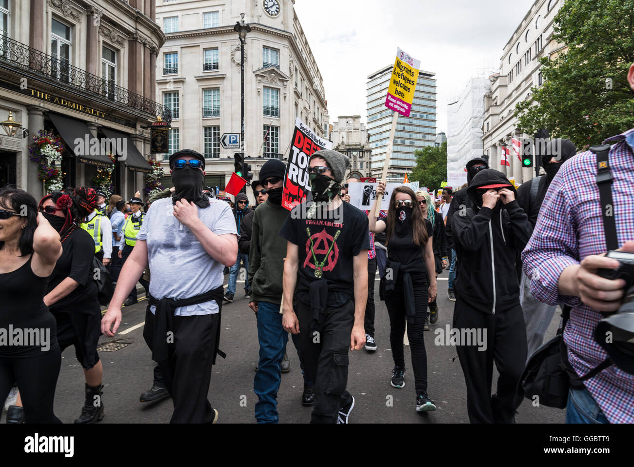 Los anarquistas , No más austeridad - No al racismo - Tories debe ir, manifestación organizada por la Asamblea de los Pueblos, el sábado 16 de julio Foto de stock