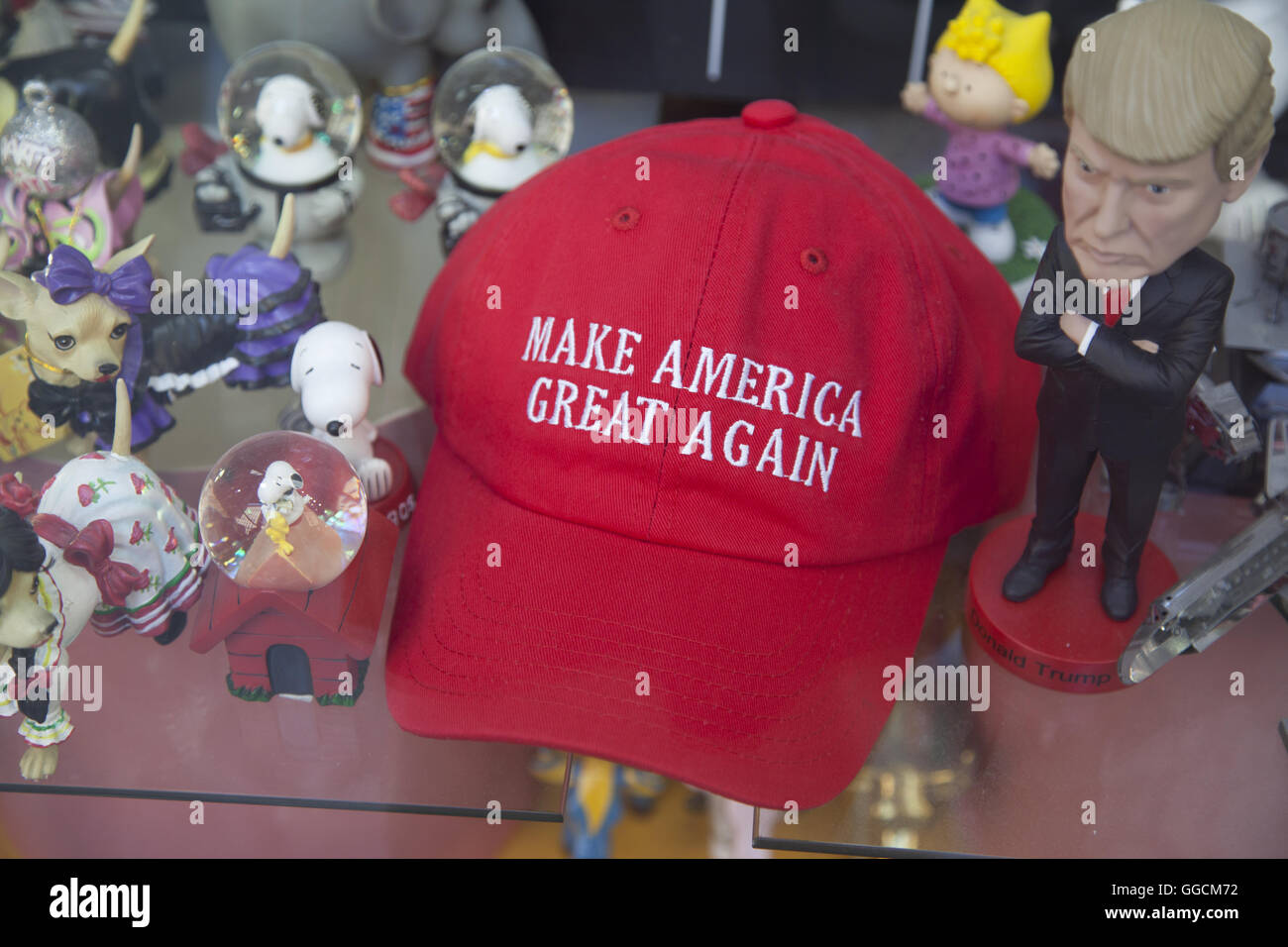 Caricatura de Donald Trump con hisiconic red hat en un recuerdo shope en la Ciudad de Nueva York. Foto de stock