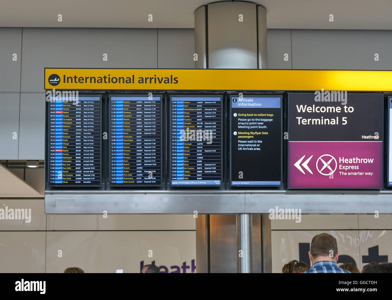 Junta de llegadas en el aeropuerto Heathrow de llegadas, terminal 5, llegadas de avión Foto de stock