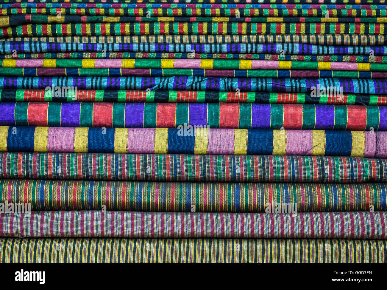Montón de telas en tienda textil en mercado en la Ciudad Vieja de Jerusalén, Israel Fotografía de stock Alamy