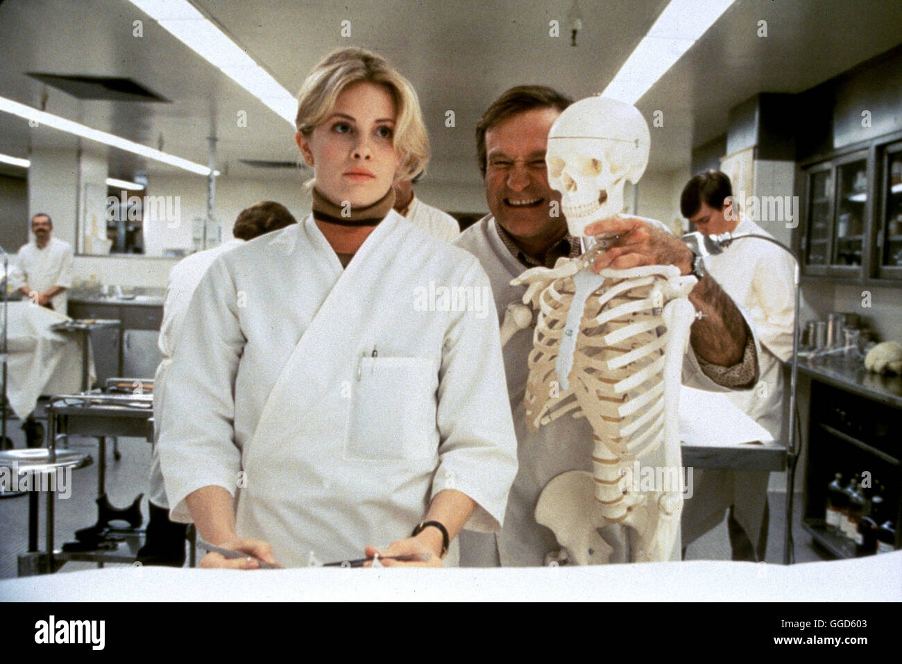 PATCH ADAMS Patch Adams / 1998 / EE.UU. Tom Shadiac Nach einem Selbstmordversuch beginnt Patch Adams (Robin Williams) ein Medizinstudium. Calvo schon verbringt er freie jede minuto mit seinen Patienten. Als Adams wegen 'exzessiven Frohsinns' von der Uni verwiesen werden soll, gerät sein Weltbild Wanken ins... Foto: Parche, Carin Fisher (Monica Potter) Regie: Tom Shadiac aka. Patch Adams Foto de stock