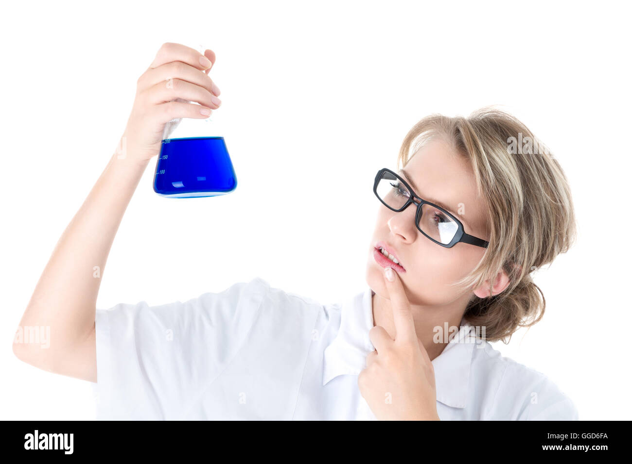 Científico o estudiante examen de líquido azul en el vial durante el experimento de química científica Foto de stock