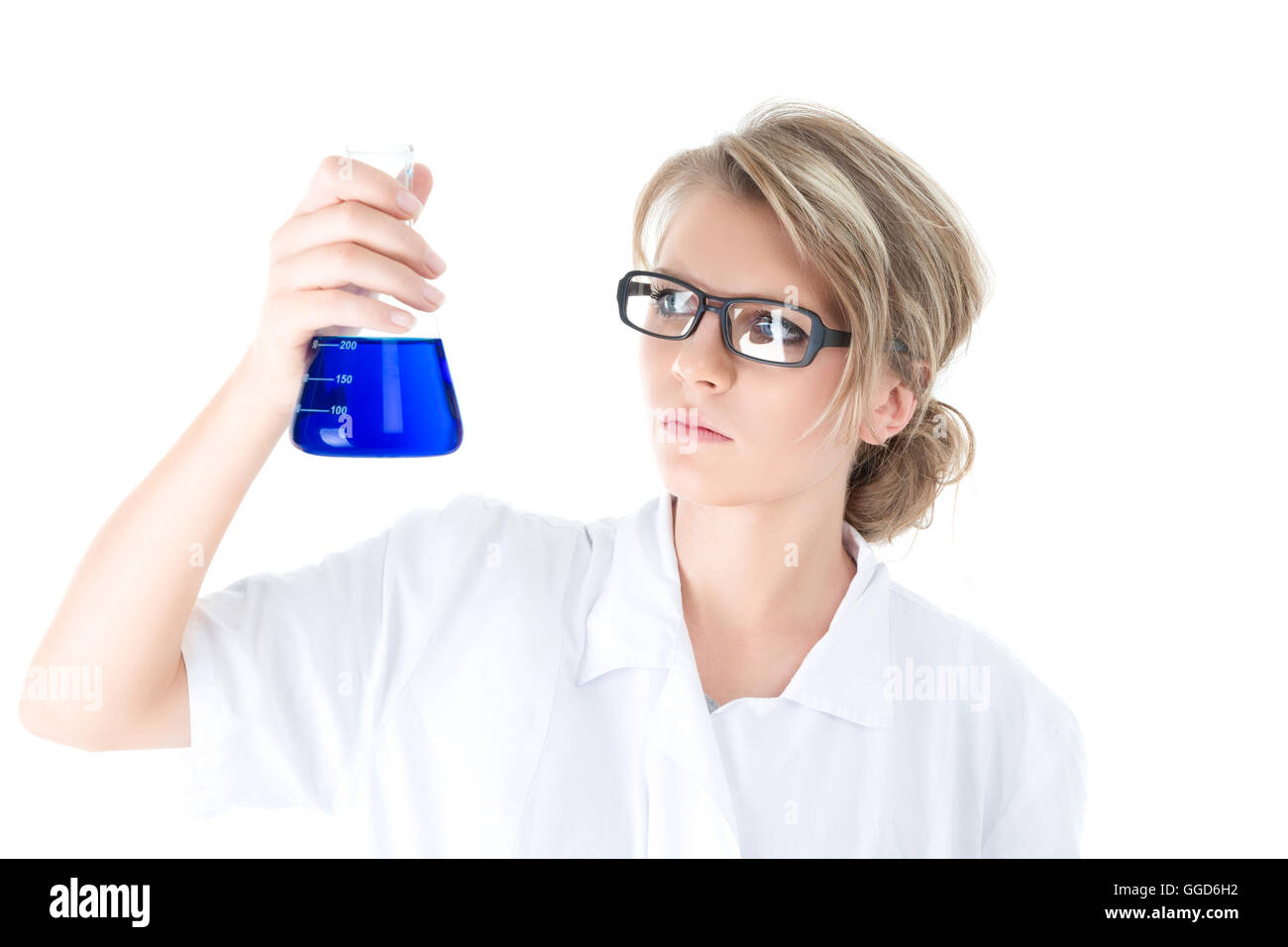 Científico o estudiante examen de líquido azul en el vial durante el experimento de química científica Foto de stock