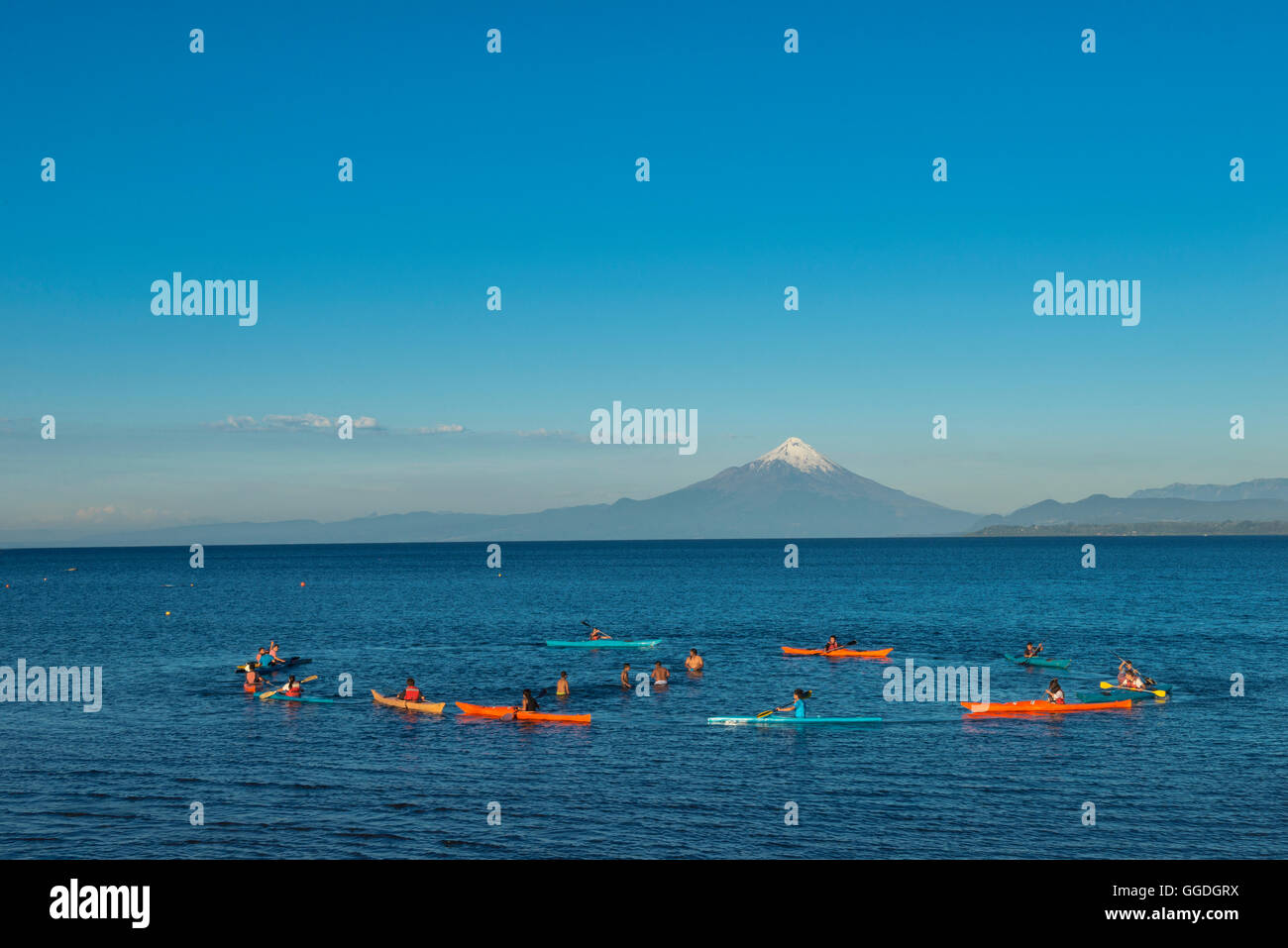 América del Sur, Chile, Lake District, Patagonia, Puerto Varas, el Lago Llanquihue, el volcán Osorno Foto de stock