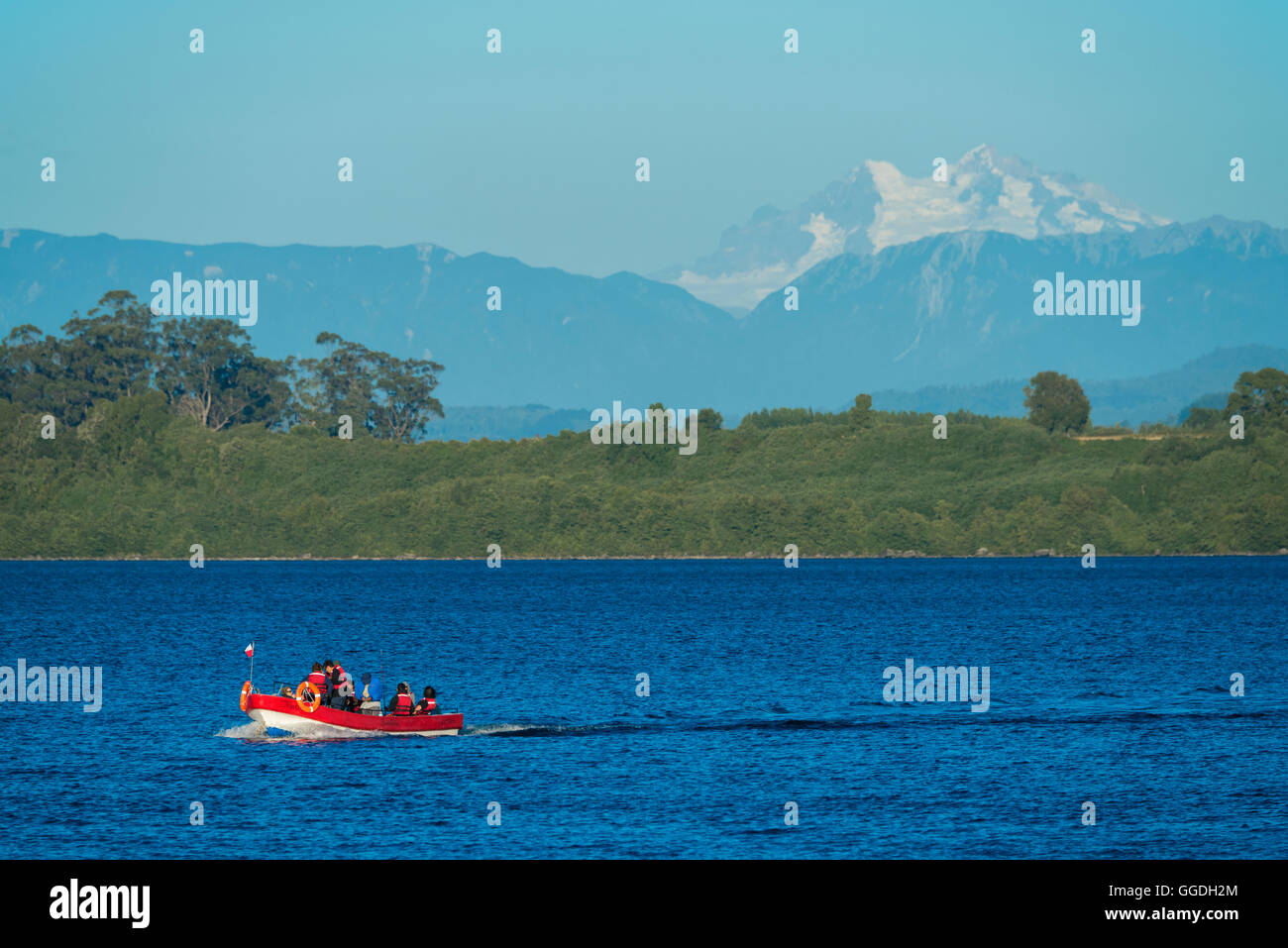 América del Sur, Chile, Lake District, Patagonia, Puerto Varas, el Lago Llanquihue, barco, lago Foto de stock