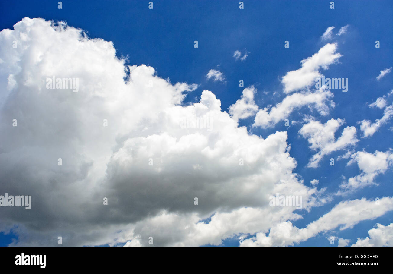 Día de verano y las blancas nubes que recorren el cielo azul. Foto de stock