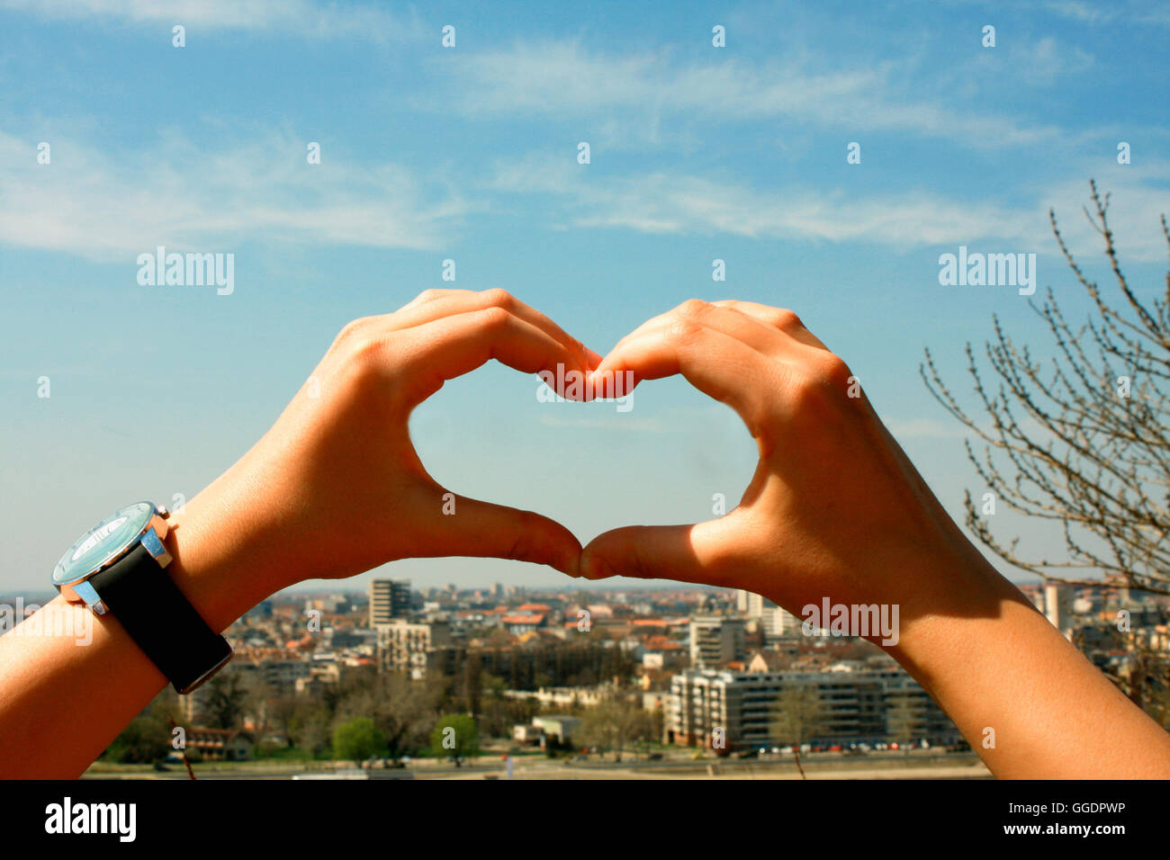Amor a mi ciudad - las manos en forma de corazón Foto de stock