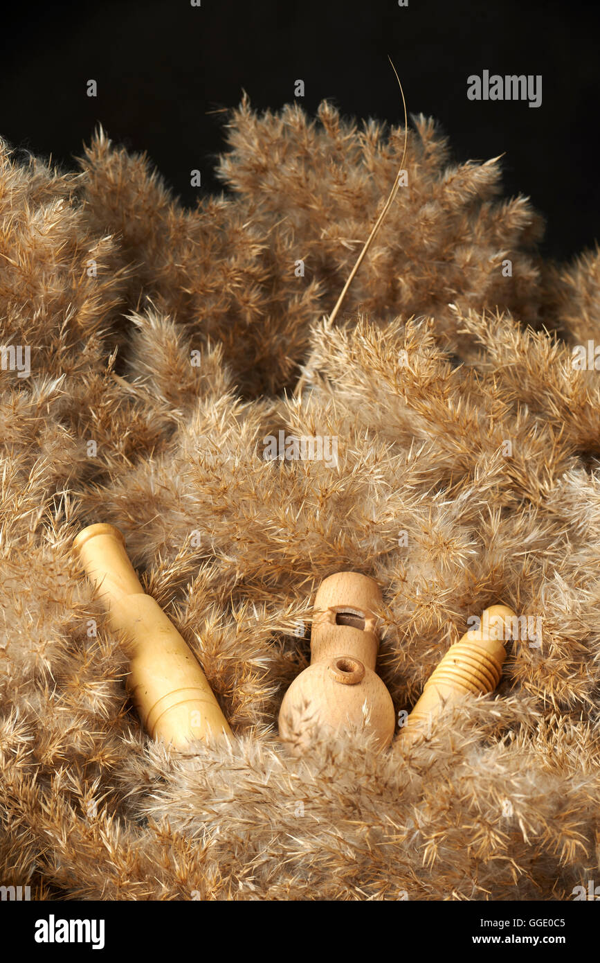 Silbato de madera fotografías e imágenes de alta resolución - Página 10 -  Alamy