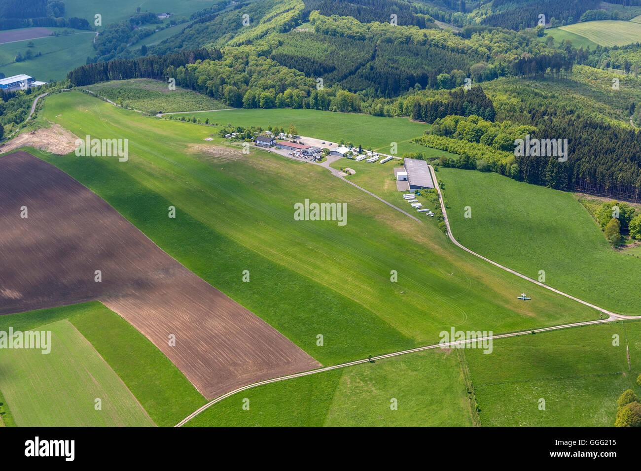 Vista aérea, aeródromo, aeródromo, deslizamiento de terreno en la Dümpel Bergneustadt, vista aérea de Drolshagen, Sauerland, Foto de stock